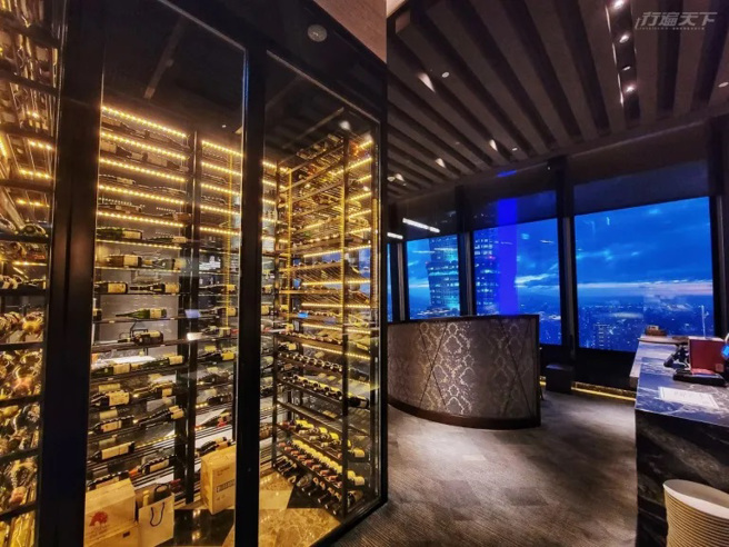 新葡苑四十六設有恆溫酒庫並有專業侍酒師服務。（喝酒不開車，安全有保障。未成年請勿飲酒。）（圖/ 行遍天下）