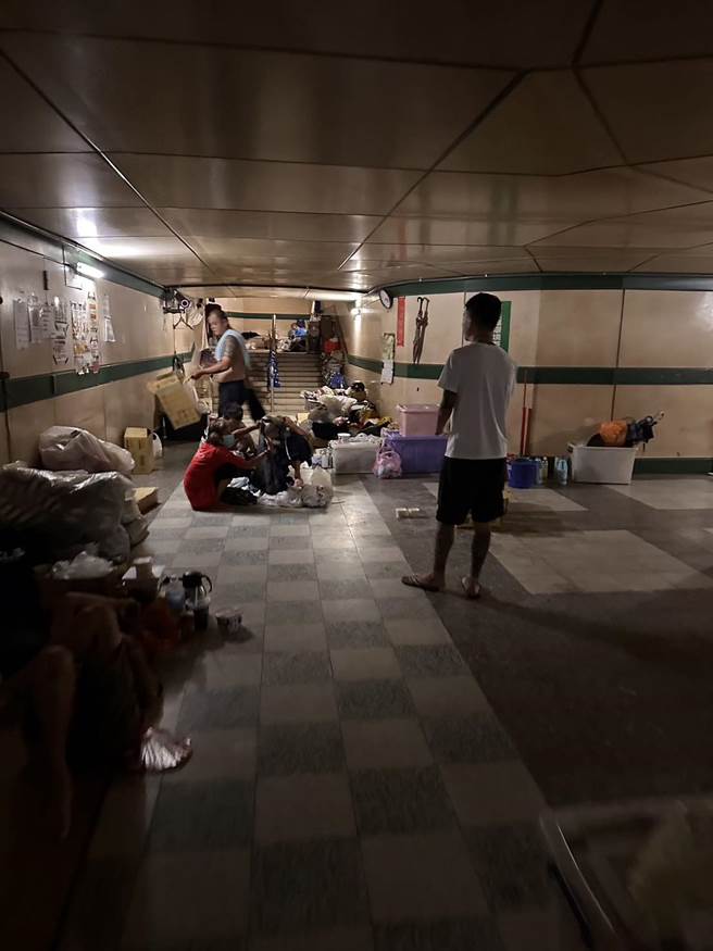 刘子贤出狱后曾多次到弱势单位捐助物资，包括到东丰路地下街提供物资给街友。（读者提供／程炳璋台南传真）