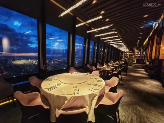 大片落地窗可飽覽璀璨夜景。（圖/ 行遍天下）