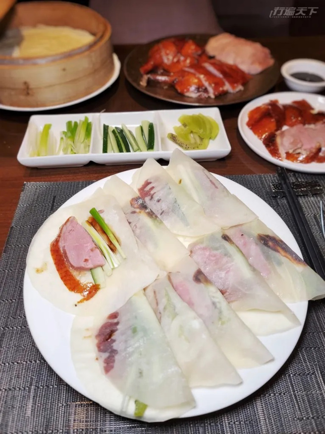 招牌掛爐片皮鴨╱2500元。掛爐烘烤的金黃油亮櫻桃鴨皮酥香、肉鮮嫩，每增加一吃+300元，作法有：酸菜鴨湯、生菜葉松子炒鴨鬆、銀芽炒鴨絲、椒鹽炒鴨架。（圖/ 行遍天下）