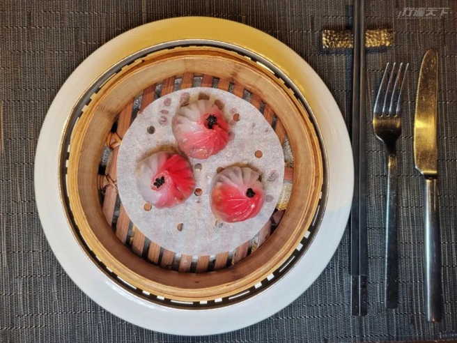 松露海皇餃╱280元3粒。經典港點松露海皇餃以甜菜根汁液製皮，內餡有松露、蝦、豬肉，外型華麗美豔，一口咬下鮮香豐盛，色香味俱全！（圖/ 行遍天下）