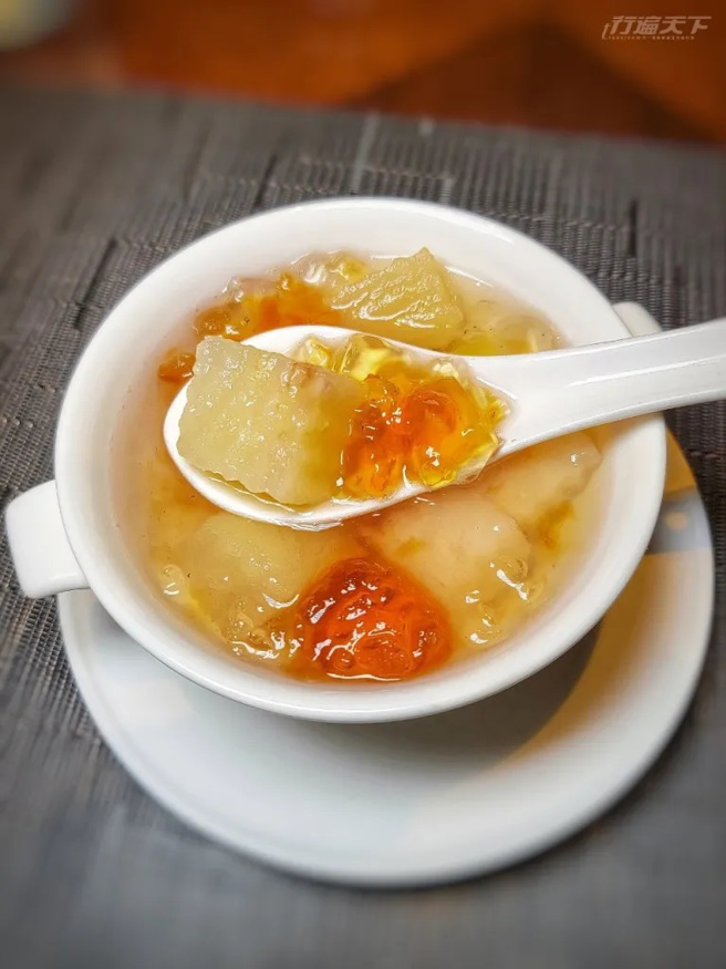 桃膠燉雪梨╱220元。傳說桃膠可是慈禧太后的御用養顏補品，這道甜品是秋冬滋潤聖品，以冰糖燉桃膠、雪梨、鳳梨，吃起來甜香滑嫩。（圖/ 行遍天下）
