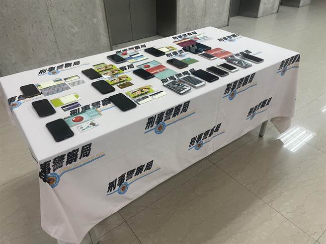 警方查扣到手机22支、银行金融卡19张、银行存簿20本及预付卡1张等赃证物。(翻摄照片／林郁平台北报导)