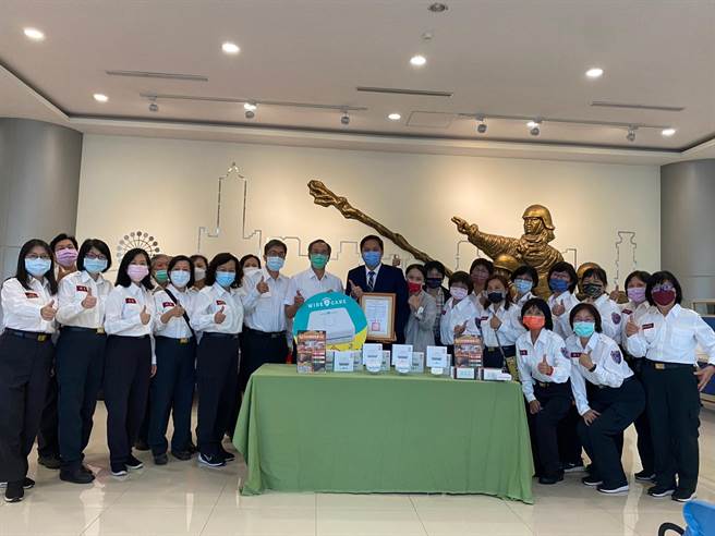 企业捐赠高雄消防局宅电防护员。（翻摄照片／高雄洪靖宜传真）