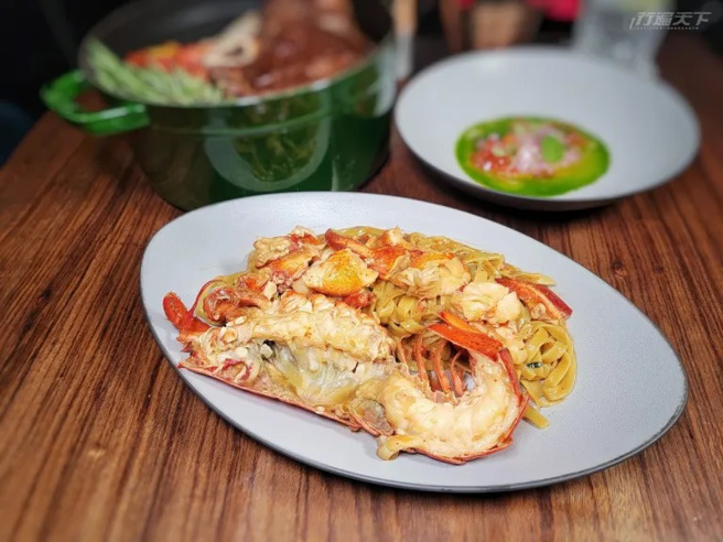龍蝦手工義大利麵 /2,980元。蒸烤新鮮波士頓龍蝦，初生蛋手工製作義大利麵吸飽以蝦膏、洋蔥、白蘭地等精熬獨門濃郁醬汁，滿嘴鮮香濃郁。（圖/ 行遍天下）