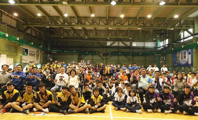 嘉义市国民运动中心体育绩优奖学金颁奖典礼，市长黄敏惠、副市长陈淑慧与得奖选手合照。（廖素慧摄）