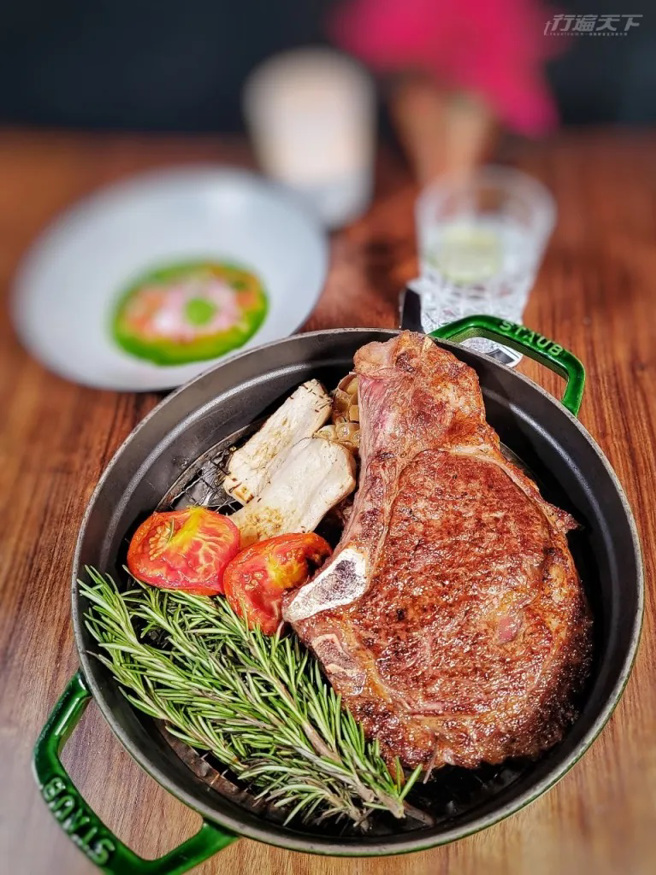 巴洛洛酒木燻烤美國頂級帶骨肋眼24盎司/3,980元 /雙人份。主廚經典美饌！嚴選豐厚油花美國Prime頂級帶骨肋眼，「王者之酒」巴洛洛酒桶木燻香賦味，全炭火烤炙，甜嫩juicy！（圖/ 行遍天下）