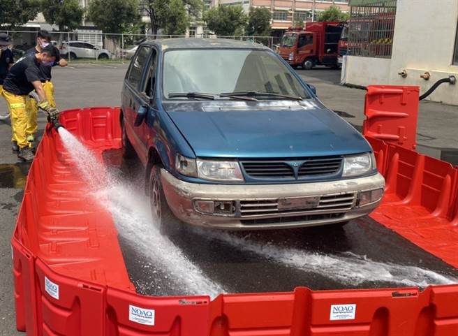 運用防水擋板利用大量水滅火。（翻攝照片／高雄洪靖宜傳真）