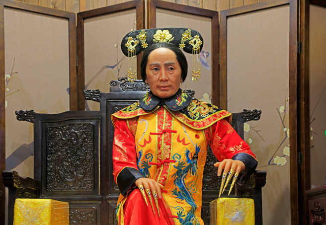 珍妃為了多賺一些錢，竟在宮中賣官鬻爵，危及到慈禧太后的權力，最終導致她因此喪命。(示意圖/達志影像)