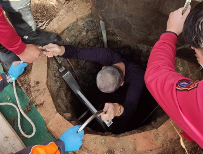 澎湖93岁吴姓老农9日上午因捡拾掉落水井的水桶，体力不继无法爬出，澎湖消防局获报出动人车前往救援，架设双节梯加挂梯，顺利协助老农爬出，平安脱困。（图/ 中央社）