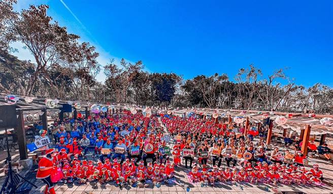 高雄市阿莲区公所昨天于大岗山如意公园市集广场举办「2022阿莲庄欢乐社区营造圣诞」活动，关心阿莲庄的在地议员、农会、军警、教育、社区等代表与里长及乡亲们600人以上到场共襄盛举欢度佳节。(阿莲区公所提供／林雅惠传真)