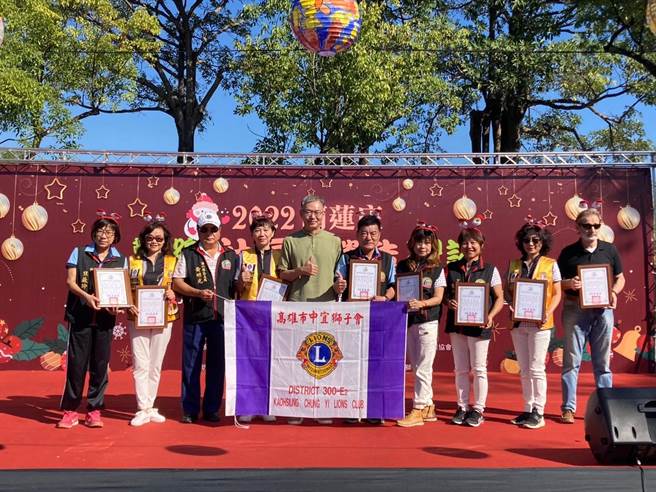 「社团法人国际狮子会300-E2区中宜狮子会」陈会长暨狮友们提供免费视力及糖尿病筛检服务，用实际行动关怀阿莲庄的社区长辈，阿莲区长李惠寧特颁发感谢状。(阿莲区公所提供／林雅惠传真)
