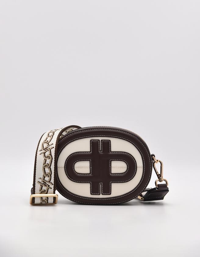 标志皮革椭圆单肩包3690元。（PEDRO提供）