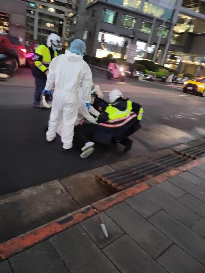 员警喷洒辣椒水后制伏女子，赶紧先将水果刀放在路边。(林郁平摄)