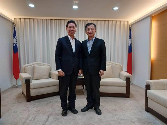 金门县长当选人陈福海今(9)日下午赶赴陆委会拜会主委邱太三，就復航程序、防疫管控等议题座谈讨论(图／陈福海办公室提供)