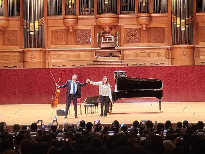 大提琴家马友友今晚又将举行音乐会，他和老友钢琴家凯瑟琳的这趟台湾行，他特别在音乐会前举办知音对谈，共有约三百位年轻学子参与，除了聆赏大师彩排现场，更直接请教两位大师的音乐心法。图为日前演出画面。（李欣恬摄）