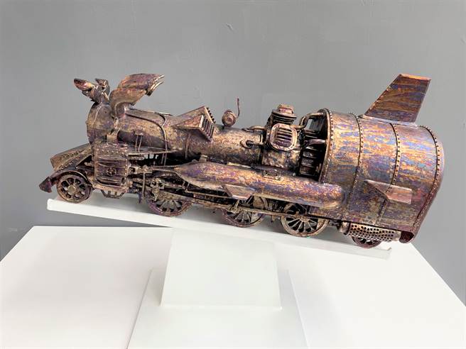 陶博馆即日起至12月25日将举行「伊比利映像—谢嘉亨陶艺展」，展出跨越陶瓷与金属材质的21件创作，每件作品金属质感十足，有蒸气火车、伟士牌机车、泡泡车造型作品，勾起民眾童年美好回忆。（蔡雯如摄）