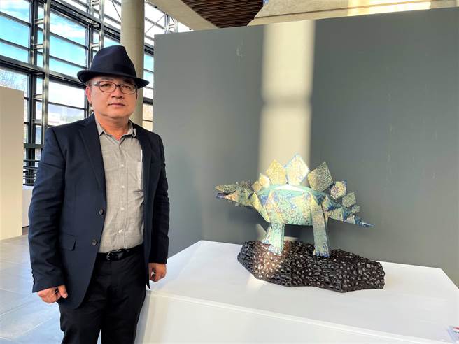 陶博馆即日起至12月25日将举行「伊比利映像—谢嘉亨陶艺展」，展出跨越陶瓷与金属材质的21件创作，每件作品金属质感十足，有蒸气火车、伟士牌机车、泡泡车造型作品，勾起民眾童年美好回忆。（蔡雯如摄）