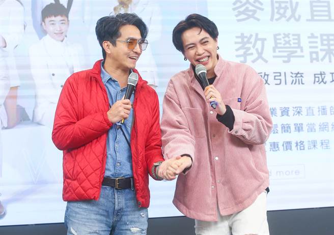 鲶鱼哥（右）今天出席「麦威直播学院」成立记者会，好友王少伟特地来站台。（粘耿豪摄）