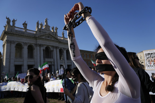 英国「卫报」今天报导，根据伊朗各地多名受访医护人员说法，伊朗安全部队在攻击参与反政府抗议活动的女性时，会锁定她们的脸、胸部和阴部开枪。(示意图/美联社)