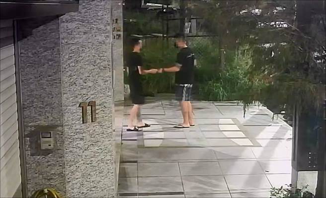 桃园大园警方循线逮到一名诈骗取簿手。（翻摄画面／蔡明亘桃园传真）