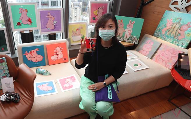 OneOffs NFT 國際藝術博覽會9日開幕，遠嫁韓國的本土藝術家Vivi Chou創作的藝術品以兔子為主題，卻也不忘將韓國有名的辛拉麵也加入畫作中。（鄭任南攝）
