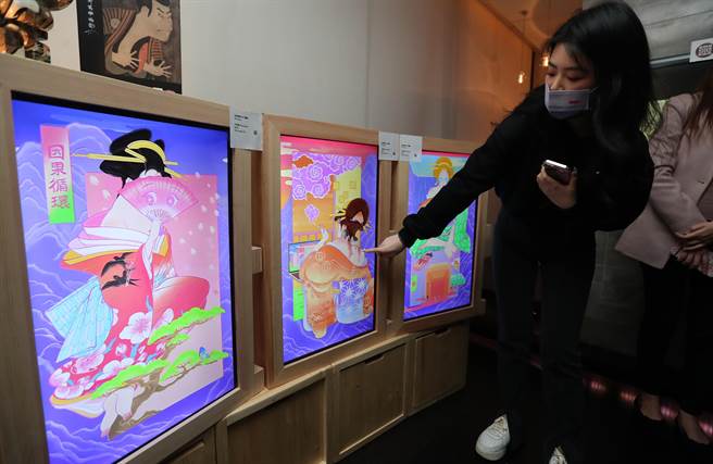 工作人員示範由本土藝術家吳欣慈創作的NFT版作品「因果循環-女子圖鑑」經由觸控銀幕互動，民眾可以虛擬貨幣購買後在虛擬世界觀賞並與互動或進行買賣。（鄭任南攝） 