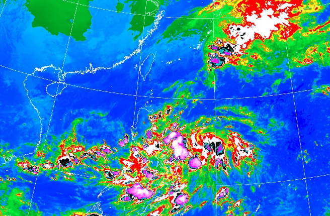 目前菲律宾东方海面有一个热带扰动92W，有机会形成第25号颱风「帕卡」。（图／撷取自气象局官网）