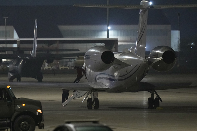 格林纳（Brittney Griner）今年2月因涉嫌持有毒品在俄罗斯机场被捕，之后在俄国关押了10个月，今晨搭机返回她的家乡德州。
(图/美联社)
