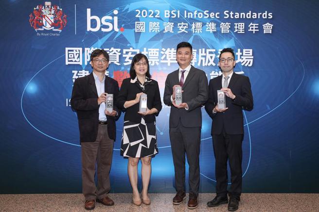 （国泰金控、国泰人寿、国泰世华银行以及国泰产险，联袂获得英国标准协会「资讯韧性」多重奖项肯定。图左起为国泰人寿协理孙志育、国泰金控暨国泰人寿资安长林佩静、国泰产险督导陈信良、国泰世华银行协理姚元悌。图／国泰金提供）