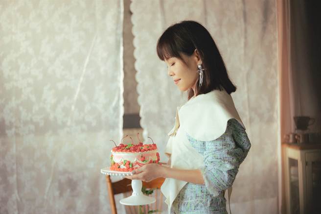 彭佳慧日前拍攝新歌MV，呈現甜蜜浪漫氛圍。（索尼音樂提供）