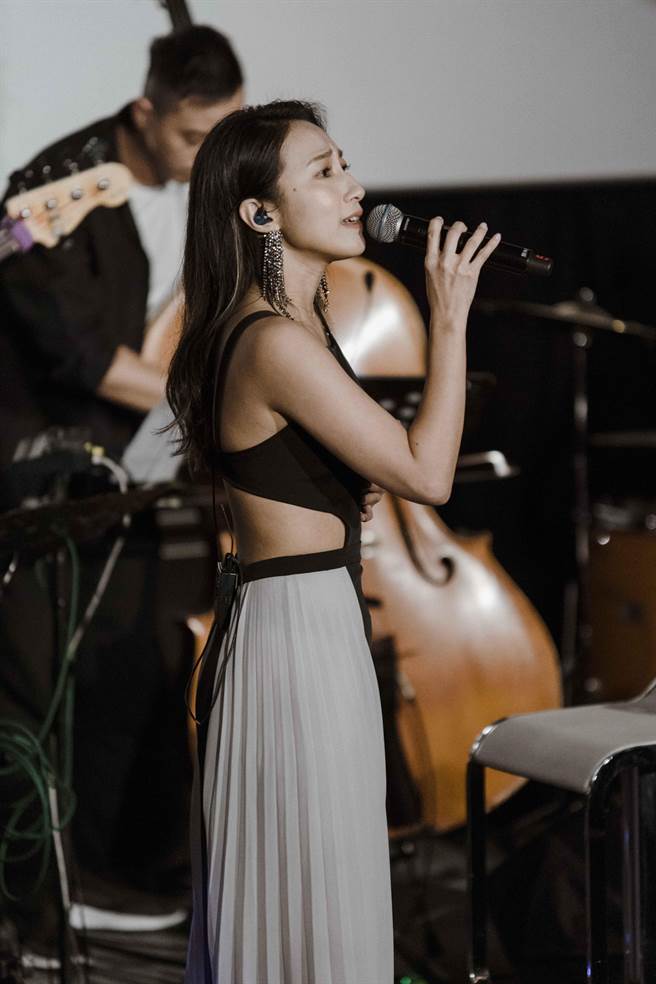 法兰日前举办全台首场戏院演唱会，卖力热唱。（Francis Tsai法兰提供）