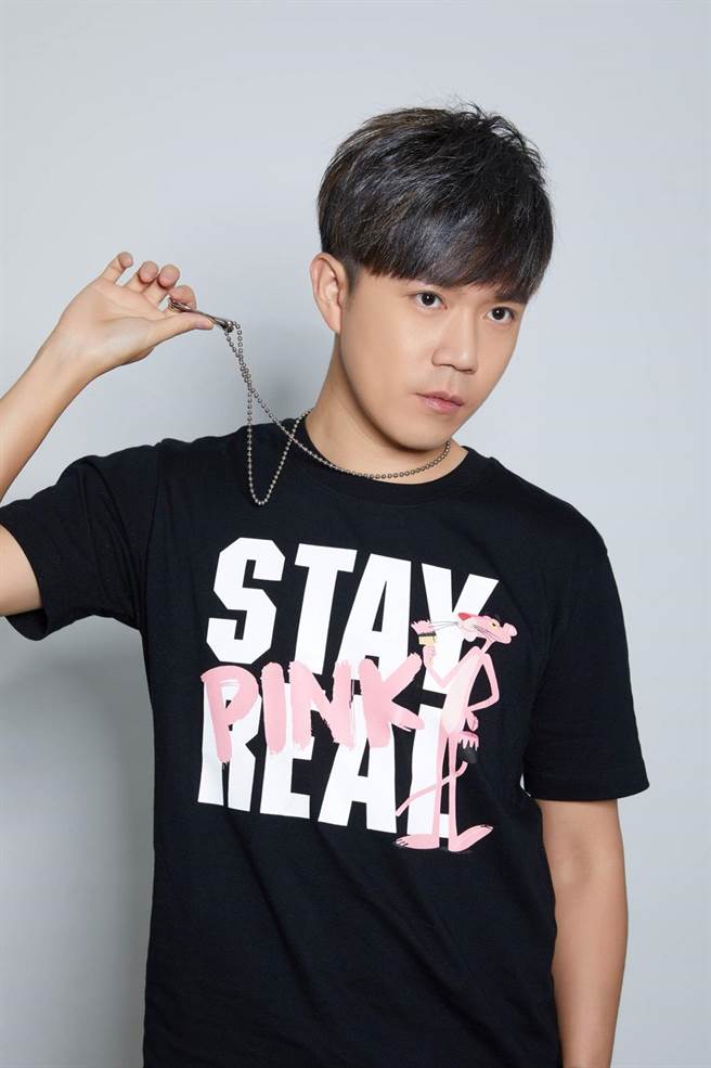 李岳主持直播访谈节目总能让来宾说出心里话。（李岳提供）