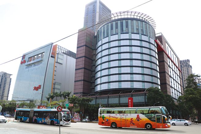 新光三越百货17连霸蝉联台中市公告土地现值「地王」。图／刘朱松