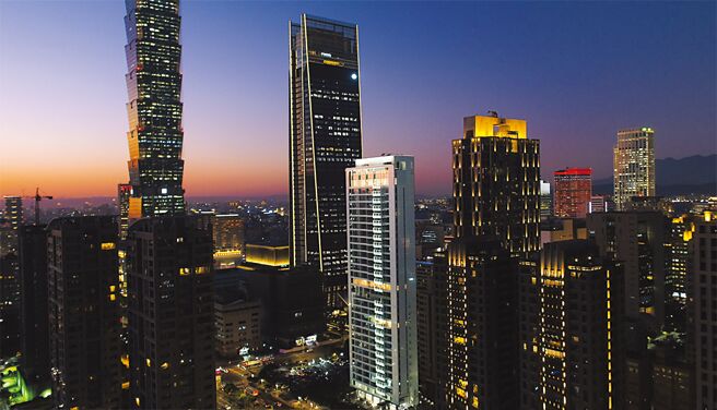 信义计画区纽约白派住宅地标「55 TIMELESS 琢白」。图／业者提供