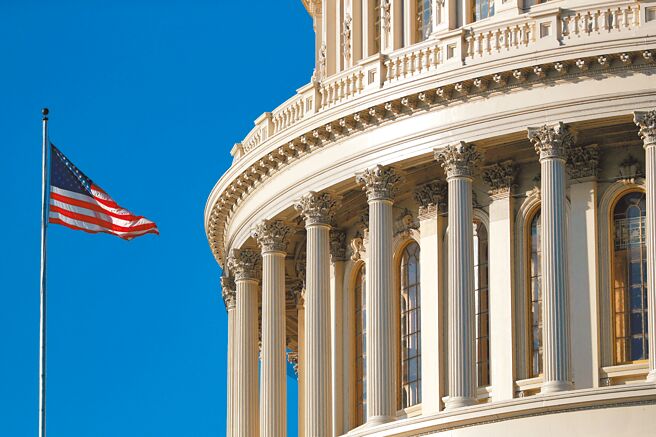 美国国会眾议院即将就折衷版的《2023财政年度国防授权法案》展开表决，其中包括授权未来5年提供台湾高达100亿美元的安全援助，并加速武器採购，法案预计本月底呈送拜登总统签署后生效。图为美国国会大厦外观。（路透）