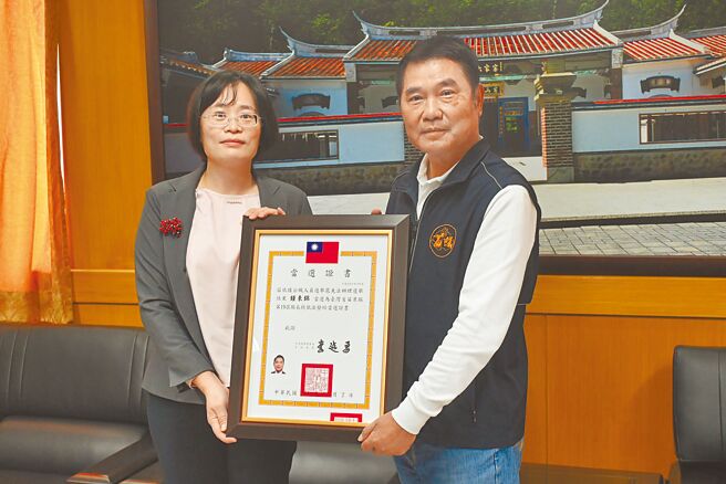 苗栗縣長當選人鍾東錦表示，自己仍是藍營大兵。圖為鍾東錦日前接下當選證書的畫面。（本報資料照片）