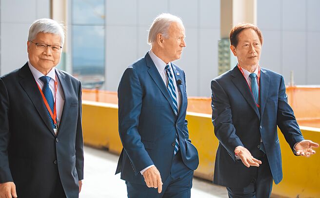 台积电赴美投资，引发外界关注。图为台积电亚利桑那州新厂7日举行首批机台设备到厂移机典礼，台积电董事长刘德音（右）、总裁魏哲家（左）为美国总统拜登（中）导览介绍厂区。（台积电提供）