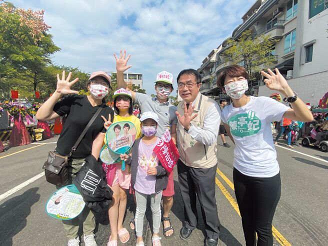 台南市长黄伟哲（右二）于九合一大选争取连任成功，竞选期间也常有乡亲热情找他合影。（本报资料照片）