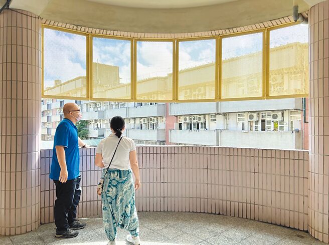 雨季期间，基隆市校舍常有泼雨、溼滑、青苔等，市府推动「校园好顏舍」计画改善问题。图为新增雨遮。（基隆市政府提供／张志康基隆报导）
