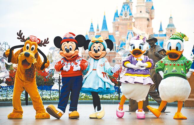 大陆持续放宽防疫措施，将以快筛逐渐取代核酸检测，社会也开始恢復正常。图为8日上海迪士尼乐园重新开放，标志着上海迪士尼度假区全面恢復营运。（中新社）