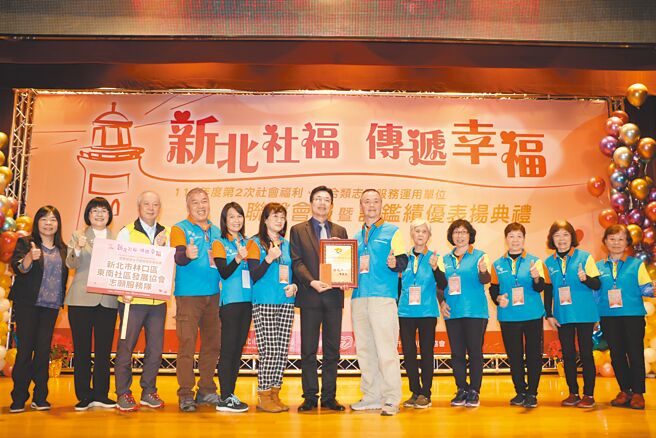 林口區東南社區發展協會成立「婆婆媽媽便當團」，煮飯給獨居長者和低收身障者，獲特色獎。（新北市社會局提供／葉德正新北傳真）