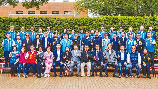 新竹县长杨文科（中）颁发乡镇市长和县议员当选证书后合影。（罗浚滨摄）