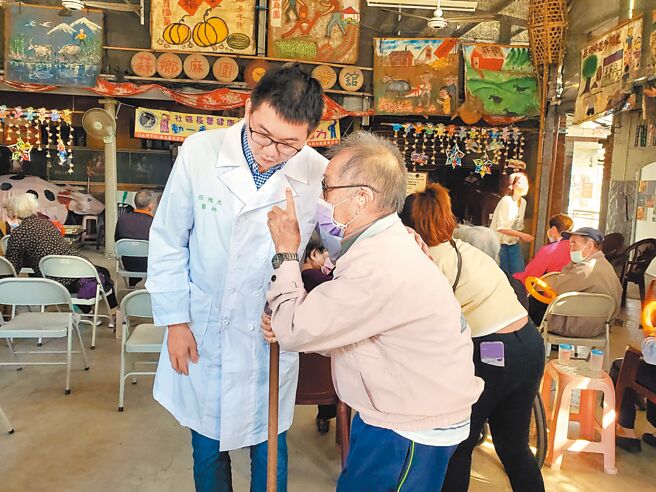 臺大云林分院神经内科主任张楷杰（左）是阿波罗计画重要执行者，莿桐乡麻园社区老人家向他致谢。（周丽兰摄）