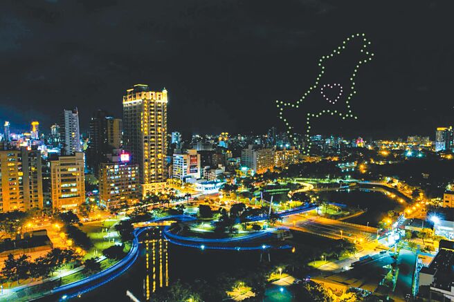 高市观光局鼓励团客来高雄旅游，祭出无人机表演。图为示意图。（高市观光局提供／柯宗纬高雄传真）