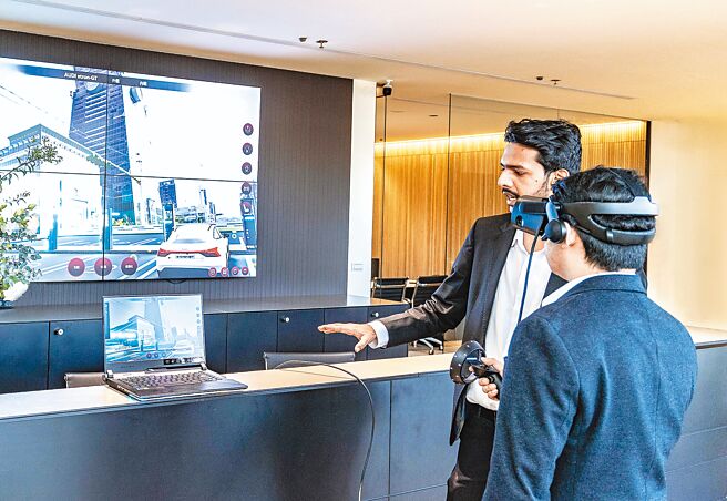 台湾奥迪近年持续扩大通路、服务两大面向再进化，昨（8日）携手经销商伙伴和顺利汽车于中部地区建置第三座销售据点「Audi北台中展示中心」。展示中心使用环保绿建材达86.9%，以开放式陈列布局，导入Audi Progressive Retail Concept设计概念，除了提升展示中心硬体与数位服务外，新增AR扩增实境客制赏车、VR虚拟实境互动探索等新功能（见图），硬软体顾客服务同步持续进化。（台湾奥迪提供）