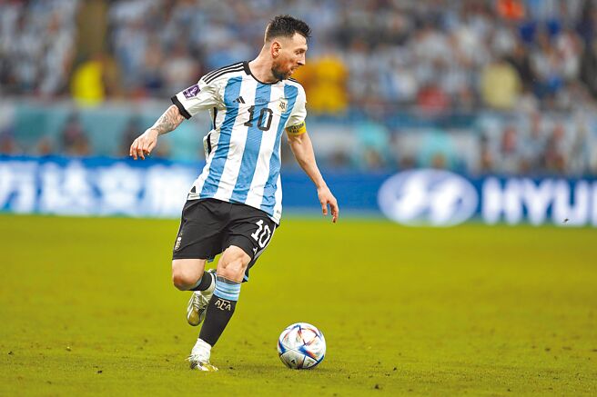 荷蘭鐵衛范戴克領銜的後防線，肩負著封鎖阿根廷隊長梅西（見圖）的重責大任。（美聯社）