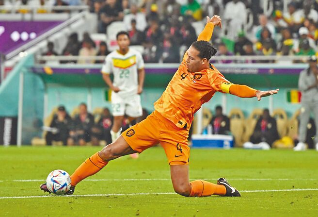 荷蘭鐵衛范戴克（見圖）領銜的後防線，肩負著封鎖阿根廷隊長梅西的重責大任。（路透）