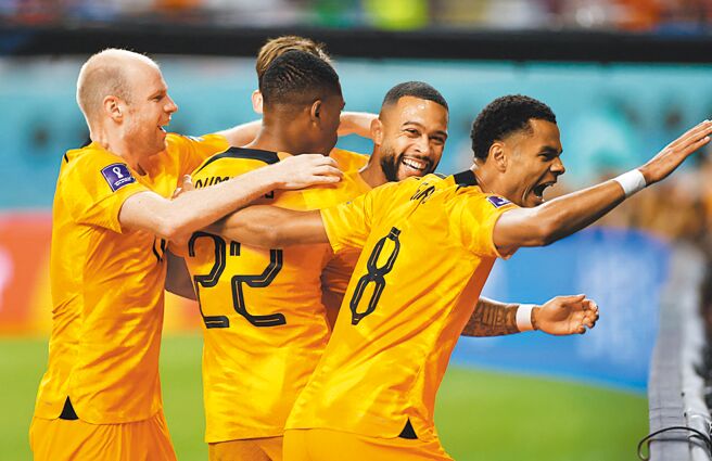 荷蘭前鋒賈克波（右）透露曼聯是自己心儀的球隊。（路透）