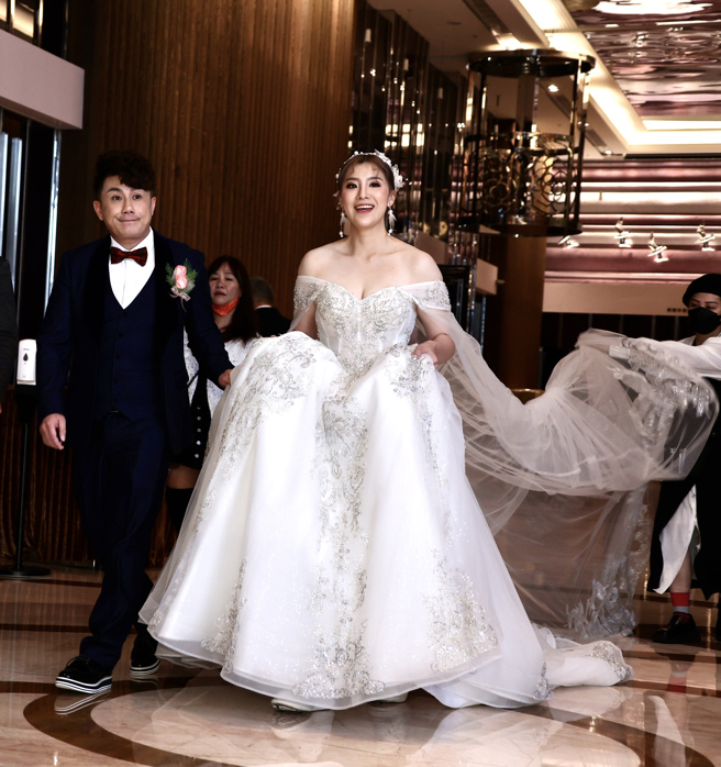 郭婷筠今年3月补办婚宴时，展示甩肉30多公斤的纤细身材。(图/中时资料照)